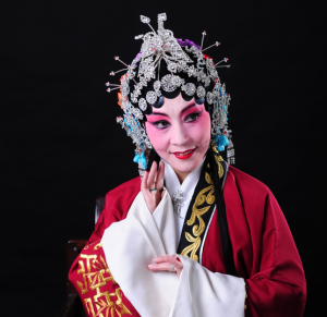 赵佳玲（主攻青衣、老旦）